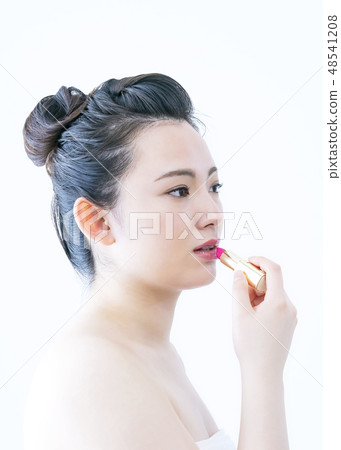 年輕夫人唇膏外形的秀麗圖像 年輕夫人唇膏外形的秀麗圖像 48541208