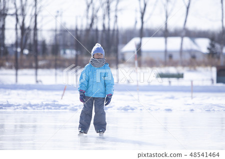 女孩去滑冰 女孩去滑冰 48541464