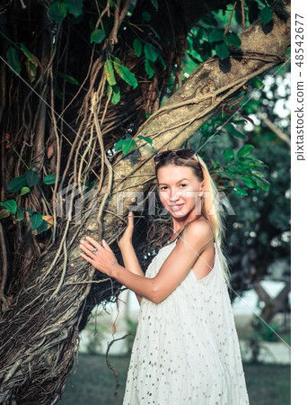 Portrait of a beautiful smiling woman 48542677