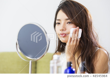 A woman putting lotion 48545964