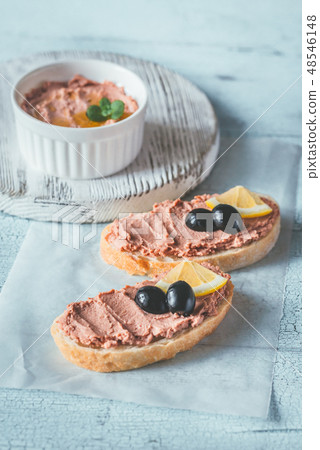 Sandwich with chicken liver pate and black olives 48546148
