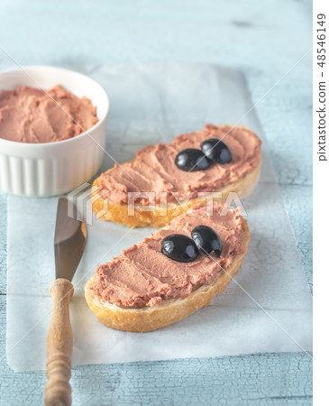 Sandwich with chicken liver pate and black olives 48546149