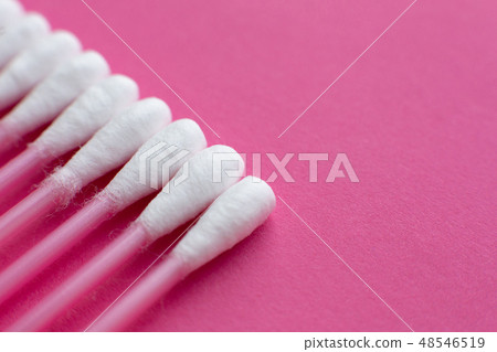 Closeup top view  on cotton buds laid in a diagona 48546519