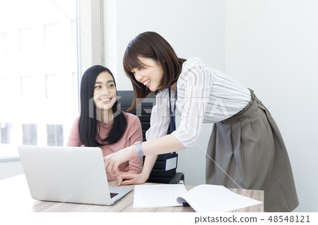 書桌工作女性 48548121