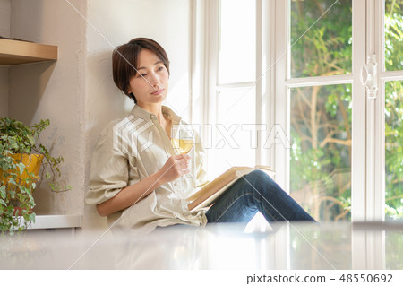 中間女性讀書酒生活方式圖像 48550692