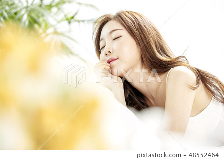 Young woman 48552464