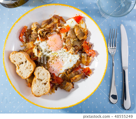 Scrambled eggs with brisket Scrambled eggs with brisket 48555249