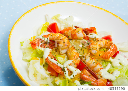 Shrimps, chorizo sausages and vegetables Shrimps, chorizo sausages and vegetables 48555290