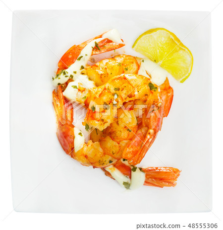 Fried shrimps with lemon closeup Fried shrimps with lemon closeup 48555306