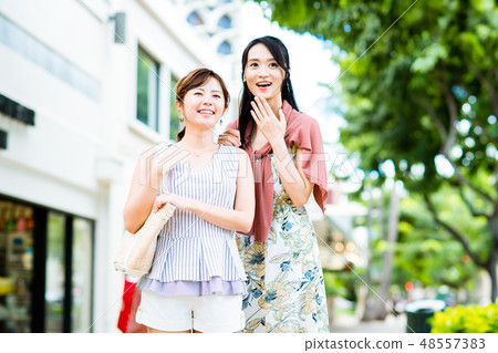 young woman      48557383