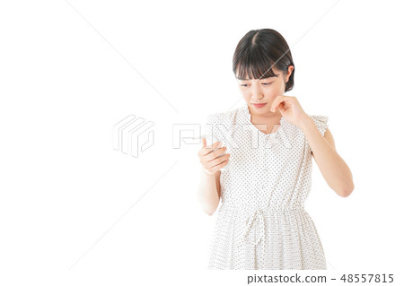 有高燒的年輕女性 48557815