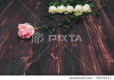 Valentine love card fresh rose and heart on wooden 48559213