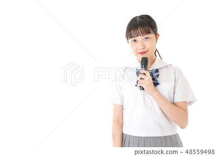 一名學生用麥克風說話 一名學生用麥克風說話 48559498