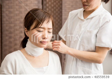 一個女人在他脖子上的繃帶 48559539