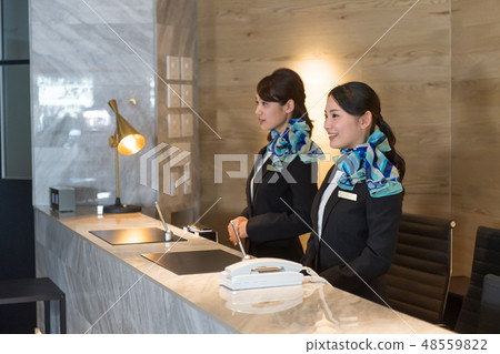 年輕女性,兩個人,接待,登記入住 年輕女性,兩個人,接待,登記入住 48559822