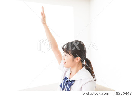 學生舉手並展示他們的演講 學生舉手並展示他們的演講 48560448