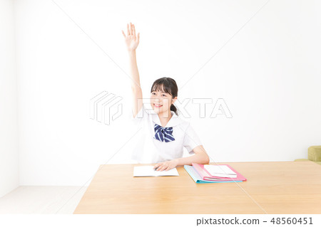 學生舉手並展示他們的演講 學生舉手並展示他們的演講 48560451
