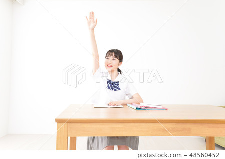 學生舉手並展示他們的演講 學生舉手並展示他們的演講 48560452