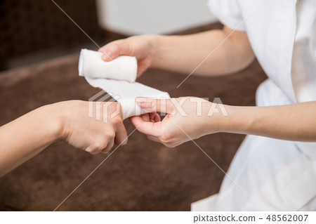 Wrap your fingers with a bandage 48562007