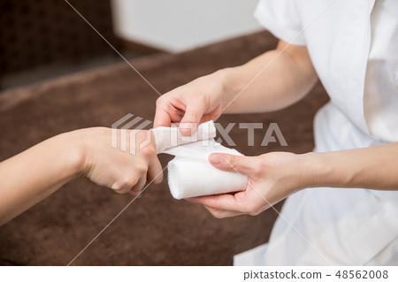 Wrap your fingers with a bandage Wrap your fingers with a bandage 48562008