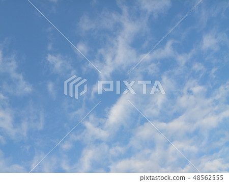 春天藍天和白色雲彩 48562555