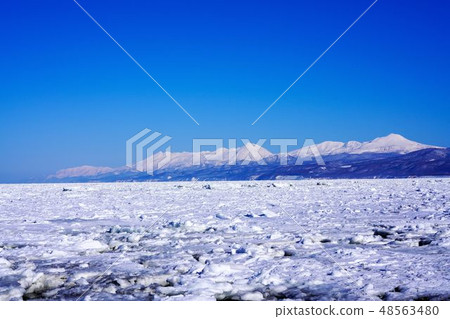 冬天的鄂霍次克海和知床山脈 冬天的鄂霍次克海和知床山脈 48563480