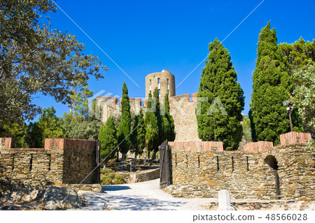 Fort Saint Elme, Collioure along Mediterranean Sea Fort Saint Elme, Collioure along Mediterranean Sea 48566028