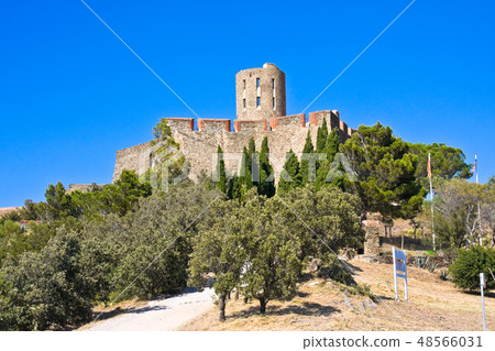 Fort Saint Elme, Collioure along Mediterranean Sea Fort Saint Elme, Collioure along Mediterranean Sea 48566031