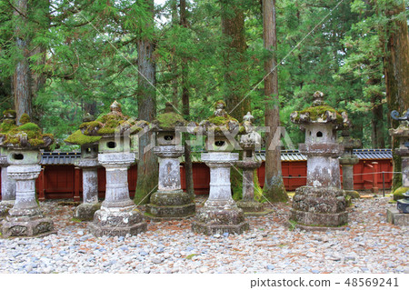 shinto priest sweeps under the Yomeimon gate 48569241