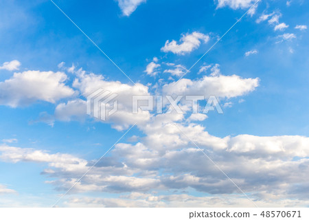 雲的形狀雲的形狀雲天空天空藍色的天空 雲的形狀雲的形狀雲天空天空藍色的天空 48570671