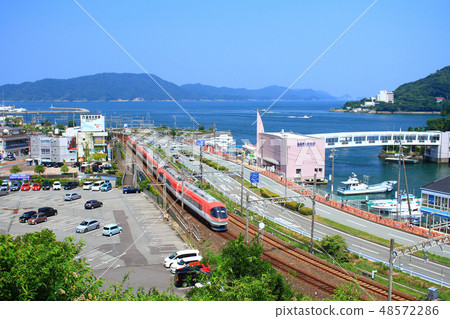 近鐵快運特快列車在三重縣鳥羽市運行 近鐵快運特快列車在三重縣鳥羽市運行 48572286