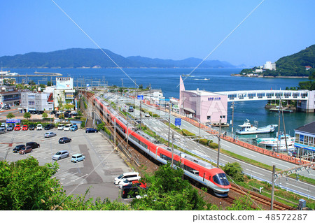 近鐵快運特快列車在三重縣鳥羽市運行 近鐵快運特快列車在三重縣鳥羽市運行 48572287