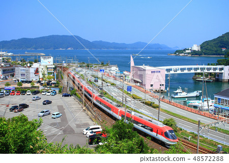 近鐵快運特快列車在三重縣鳥羽市運行 近鐵快運特快列車在三重縣鳥羽市運行 48572288