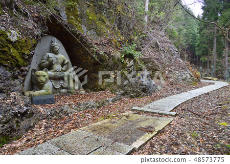 Mountain path continuing to Takinamaki waterfall (Kyoto Ward, Kyoto Prefecture) 48573775