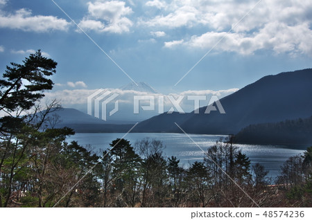 富士的絕美景色（本栖湖） 48574236