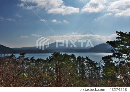 富士的絕美景色（本栖湖） 48574238