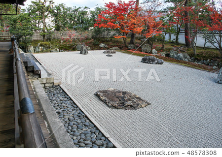 秋葉在Yokoyado庭院,Yonggu-feng水 秋葉在Yokoyado庭院,Yonggu-feng水 48578308