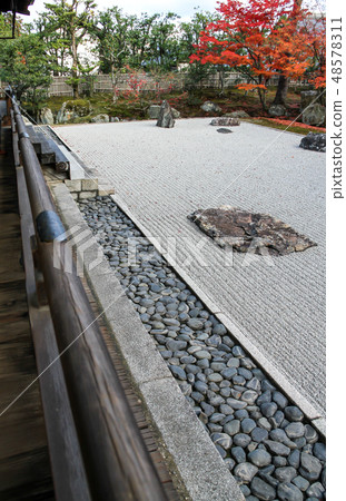 秋葉在Yokoyado庭院,Yonggu-feng水 秋葉在Yokoyado庭院,Yonggu-feng水 48578311