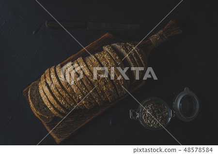 Wholemeal bread with sunflower seeds. 48578584