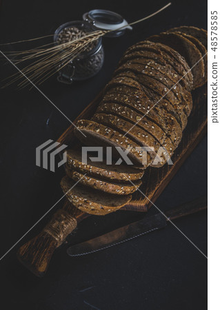 Wholemeal bread with sunflower seeds. 48578585