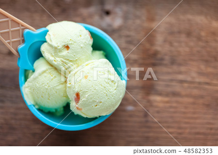 Vanilla ice cream with a taste of melon. 48582353