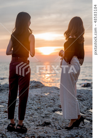 海上日落兩個女孩 48583184