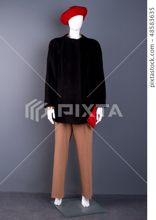 Female mannequin with red beret and wallet. 48583635