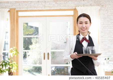 工作在企業餐館的婦女 工作在企業餐館的婦女 48585407