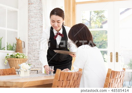 工作在企業餐館的婦女 48585414