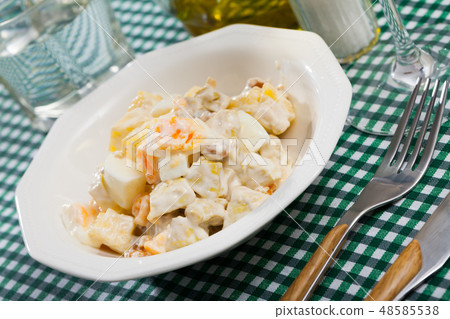 Salad with yogurt sauce 48585538
