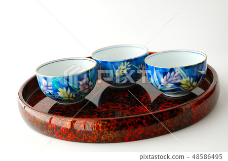 杯大麥和tsugaru繪畫盤子 48586495