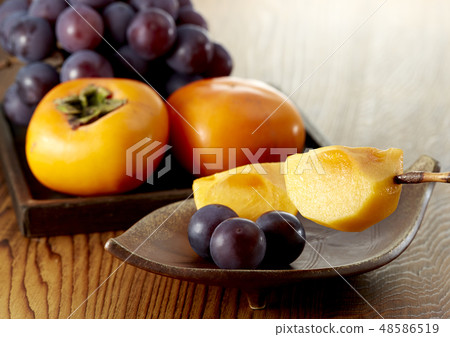 Persimmon and bunch of grapes (Tone root persimmon and Pione) 48586519