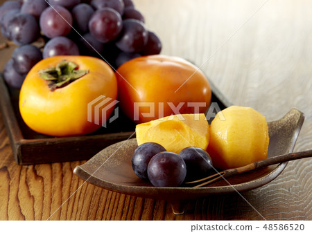 Persimmon and bunch of grapes (Tone root persimmon and Pione) Persimmon and bunch of grapes (Tone root persimmon and Pione) 48586520