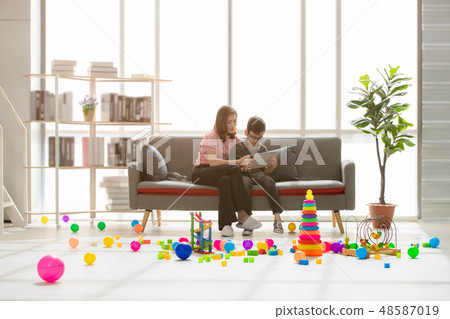 ASIAN FAMILY AT LEISURE 48587019